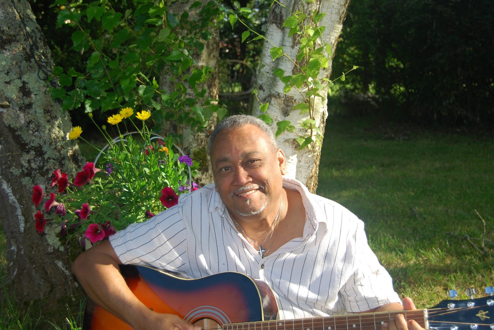 Roddy à la guitare dans un jardin